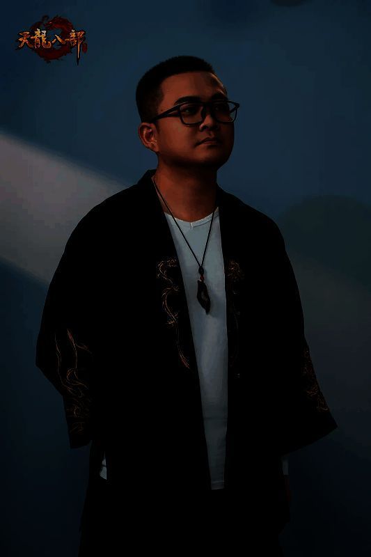 裂天舞台演出照，身着黑色长袍，灯光聚焦，气势十足