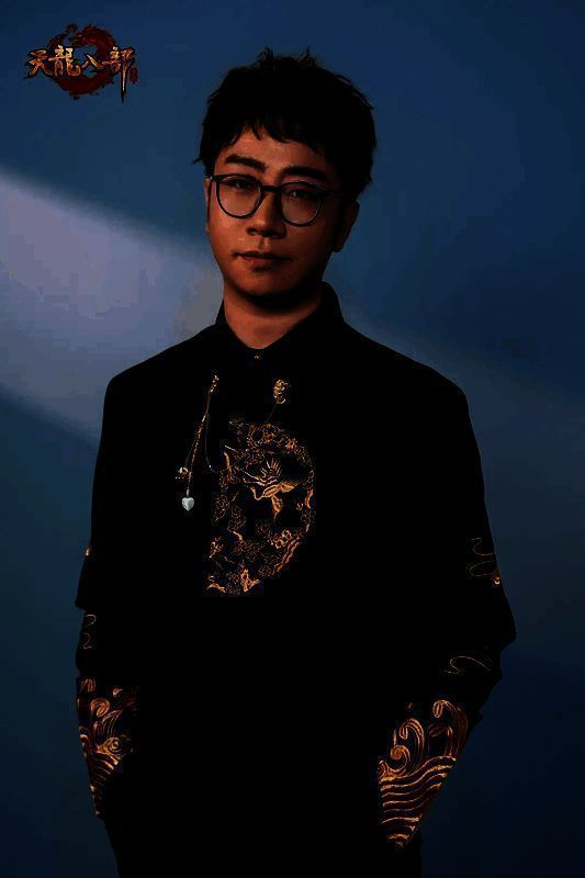 小义学长舞台献唱瞬间，手持麦克风，光影交错