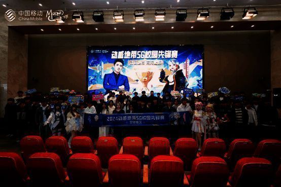 活动现场人头攒动,学生们围聚在比赛舞台前,大屏幕显示赛事画面,气氛热烈