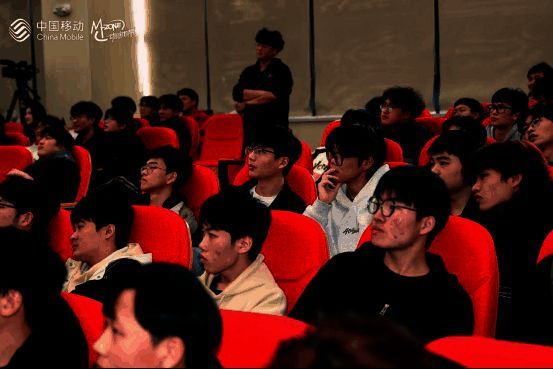 直播画面截图,显示多个平台实时在线人数与弹幕互动,数据不断攀升