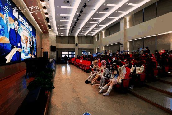 观众席上学生们举着应援牌为战队加油,现场灯光闪烁,氛围如演唱会般热烈