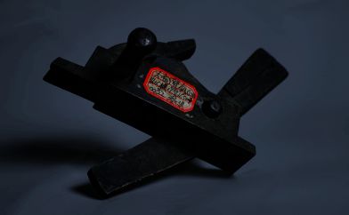 绵竹市博物馆藏三国铜弩机,结构完整,细节清晰,展现古代机械智慧