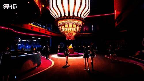 游戏角色围坐在胖达火锅店内,热气腾腾的火锅冒着香气,氛围热闹温馨,充满生活气息