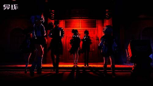 主角与多位风格各异的伙伴站在一起,背景为伊波恩古董店,画面充满幽默与团队感