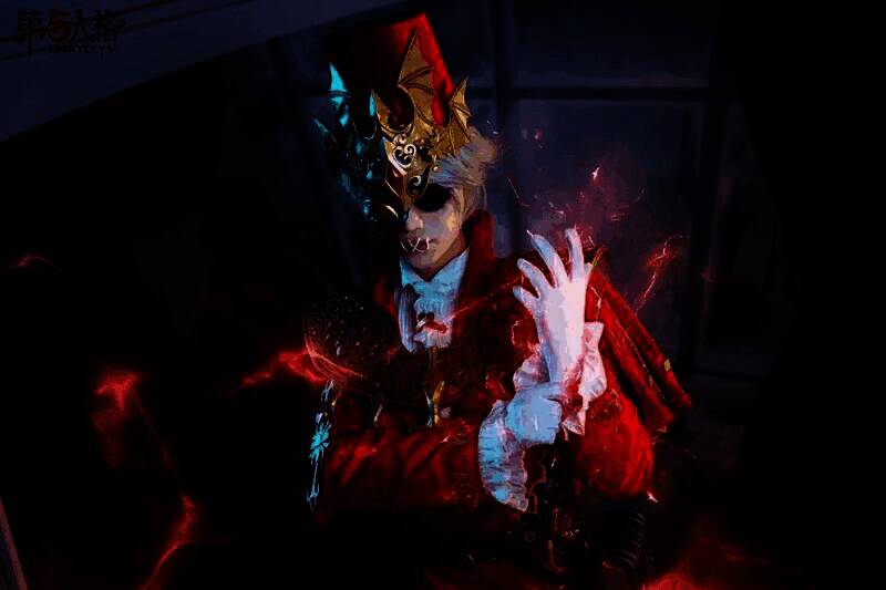 COSER扮演的邮差手持信件微笑站立,服饰细节精致,背景为节气主题展板