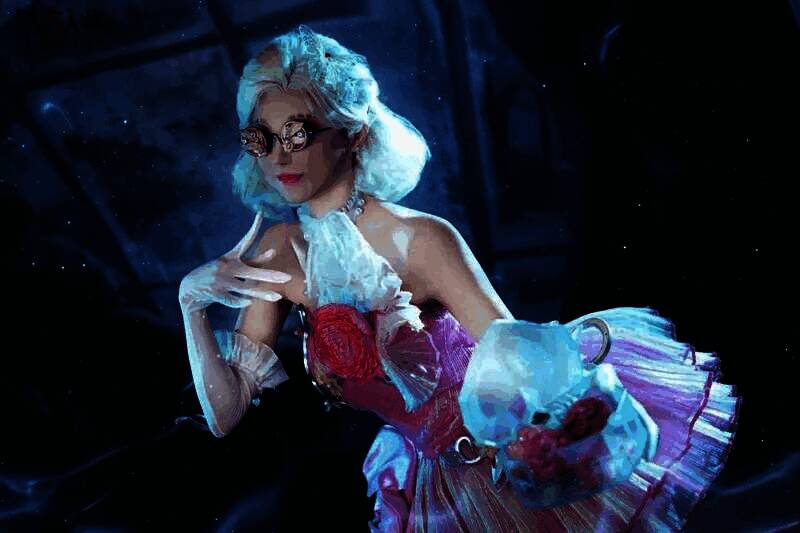 舞女COSER在舞台上演绎优雅舞姿,灯光聚焦,观众拍照欢呼