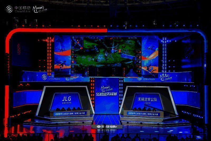 比赛对战现场画面,选手专注操作,大屏幕显示激烈团战场景,现场氛围紧张热烈