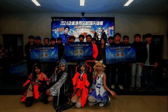 河北体育学院电竞海选赛现场全景,大屏幕显示比赛画面,观众席座无虚席,气氛热烈