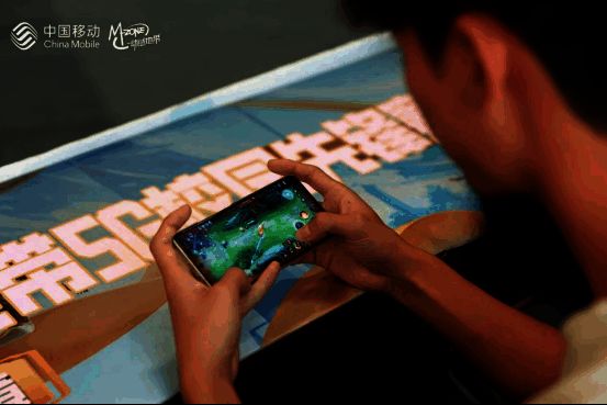 终极战队成员庆祝胜利,高举双手欢呼,背景大屏显示‘冠军’字样和战队LOGO