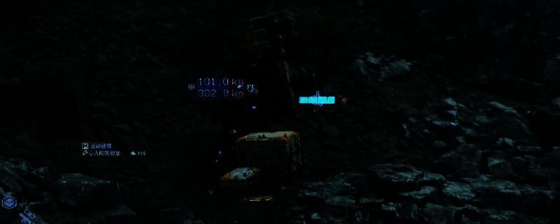 《死亡搁浅2》游戏中角色站在母佑社区门口温泉旁的场景,周围环境荒凉但温泉冒着热气,充满神秘氛围