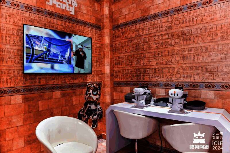 玩家正在体验《Mecha Party》VR对战,身穿体感设备,动作激烈,周围有工作人员监护