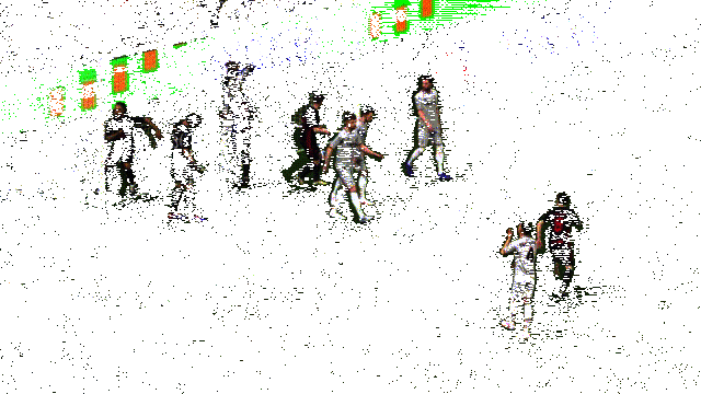 小罗施展旋风盘带技能,快速变向摆脱防守球员的动态画面