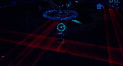 修洛巴罗特释放风蚀龙卷,地面延伸出红色直线预警,多名冒险者向四周奔跑躲避