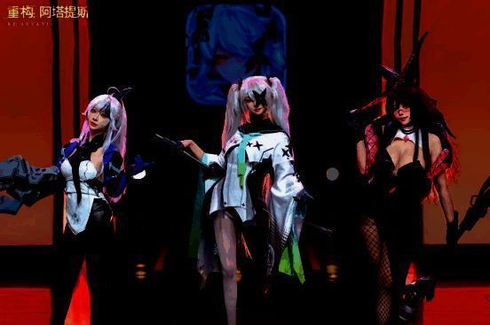 知名Coser扮演游戏内角色黑井莺与莉芙博士,现场还原角色经典姿势,氛围感十足