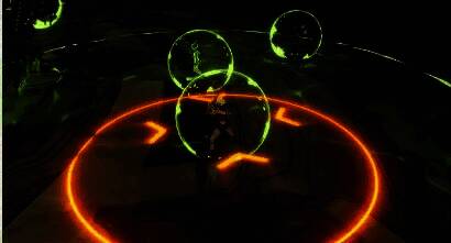 一名输出角色被橙色圆圈锁定,其余队员正快速向其奔跑集结