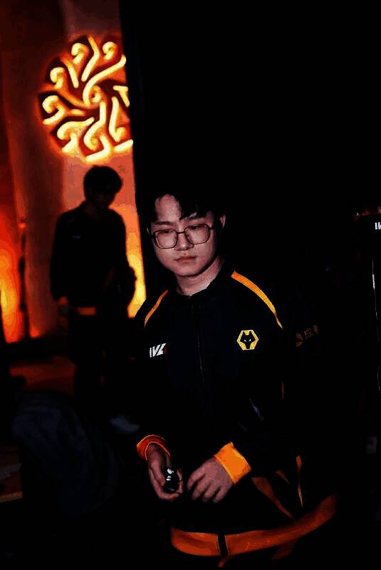 Wolves战队集体合影,Jelly位于中间位置,全员身穿队服,手持奖杯庆祝胜利