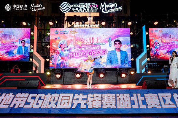 解说台上两位专业解说激情解说比赛，身后大屏幕显示实时战况，观众席掌声雷动