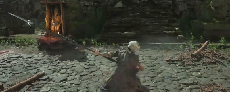 《明末：渊虚之羽》游戏界面截图：熊猫商人立于古风茶棚前，肩挑竹担，身旁悬浮一柄赤焰缭绕的修长银枪，枪尖跃动着橙红色火光，背景为暮色中的苍翠竹林