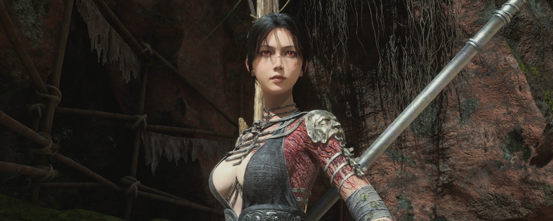 《明末：渊虚之羽》游戏实景截图：暮色笼罩的明代江南古镇街道，远处可见一座顶部坍塌却轮廓巍峨的钟楼，檐角悬着褪色灯笼，近处青石板路延伸向雾气弥漫的巷口